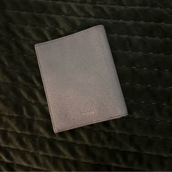 Fossil Passport Holder - Picture 2 of 3